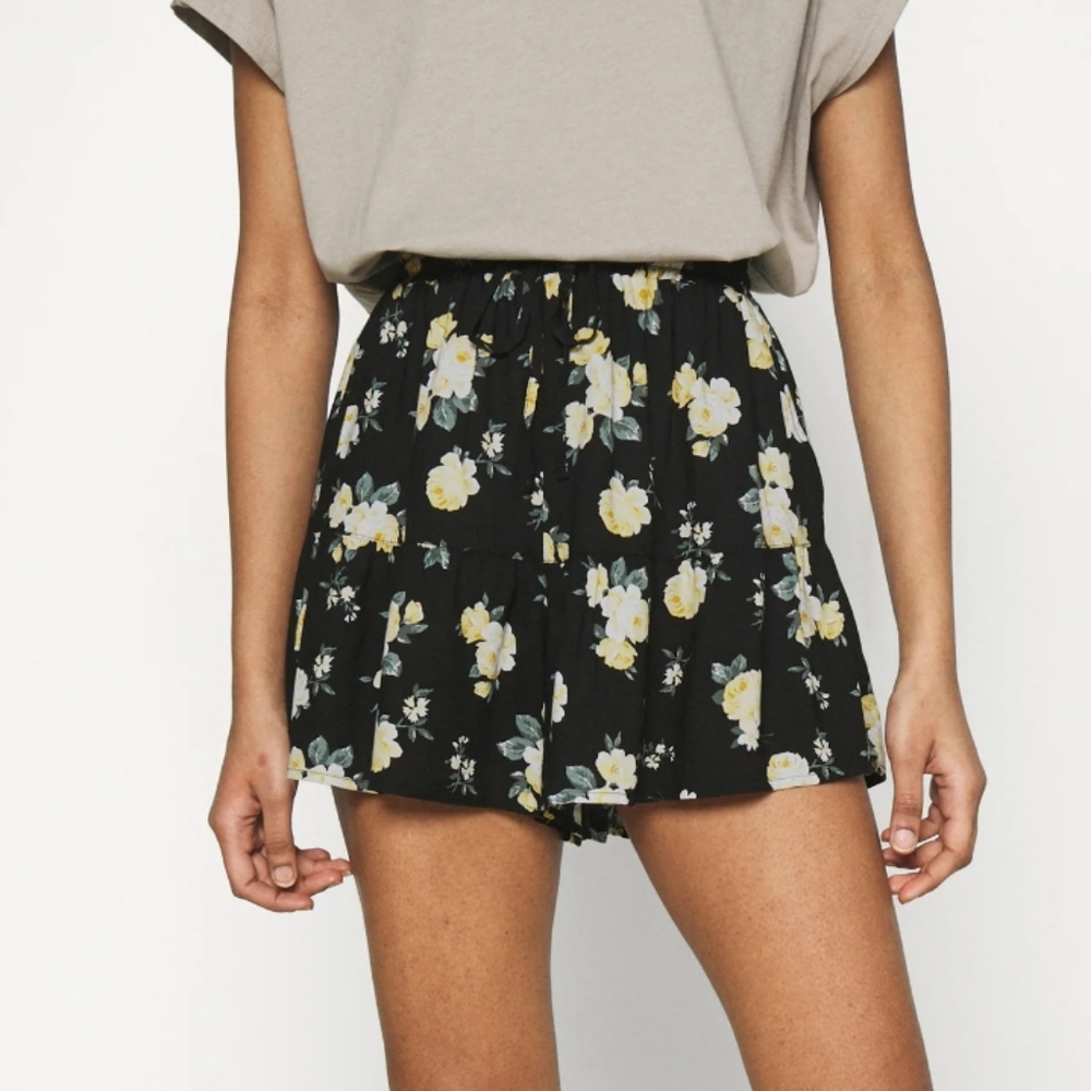 {HOLLISTER} Ultra High-Rise Tiered Short, Black floral, Small